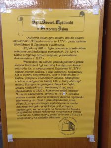 Plakat opisujący historię Dworku