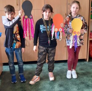 grupa uczniów prezentująca swoje ośmiornice