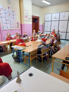 uczniowie słuchający Mikołaja