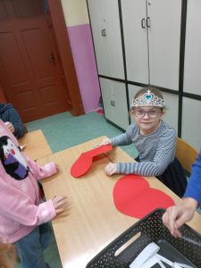 uczniowie przygotowujący wróżby