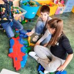 uczniowie składający z klocków ryb e