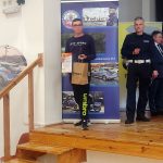 Uczeń z dyplomem i nagrodą