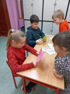 uczniowie przygotowujący wróżby
