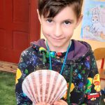 uczeń z muszlą