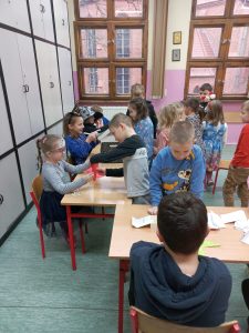 uczniowie przygotowujący ozdoby