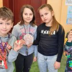 Grupa uczniów pokazujące muszle
