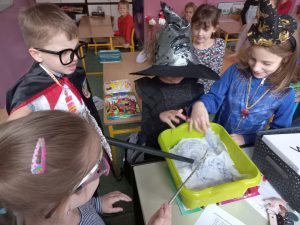 uczniowie przygotowujący ozdoby