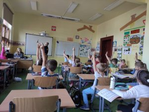 Grupa dzieci zgłaszająca się do odpowiedzi