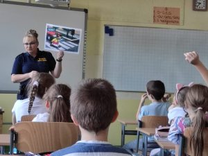 Pani ze straży miejskiej omawiająca zachowanie się na pasach