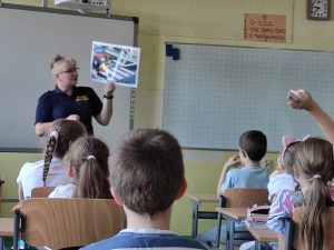 Pani ze straży miejskiej omawiająca zachowanie się na pasach