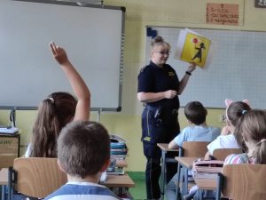 Pani ze straży miejskiej omawiająca znaki