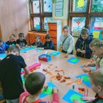 Dzieci tworzące obrazki