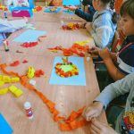 Dzieci wykonujące obrazki