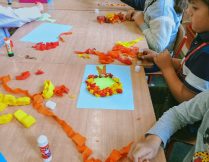 Dzieci wykonujące obrazki