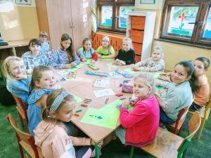 grupa dzieci przygotowująca obrazki