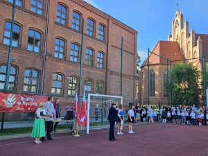 Zdjęcie pokazujące prowadzących i dyrekcje szkoły