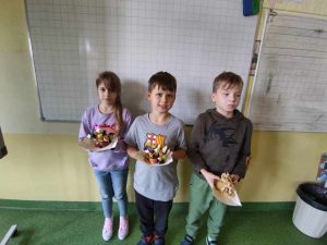 DZieci prezentujące przekąski przygotowane z owoców