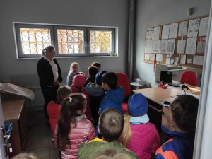 Pani omawiająca jak zaadresować list