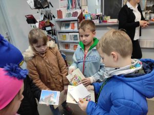 dzieci oglądające pocztówki
