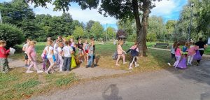 Dzieci idące przez park