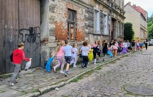 Grupa dzieci idących robić porządki