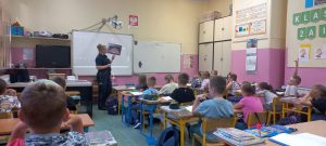 Strażniczka miejska omawiająca przejście dla pieszych