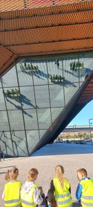 DZieci przed Centrum Morskim