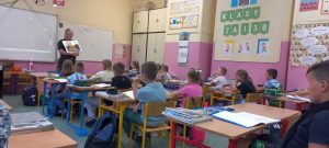 Strażniczka miejska omawiająca przejście dla pieszych