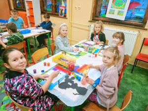 Dziewczynki przygotowujące obrazki