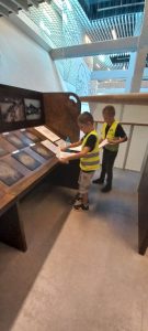 Dzieci wykonujące eksperymenty
