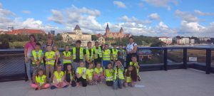 Zdjęcie grupowe na tarasie widokowym