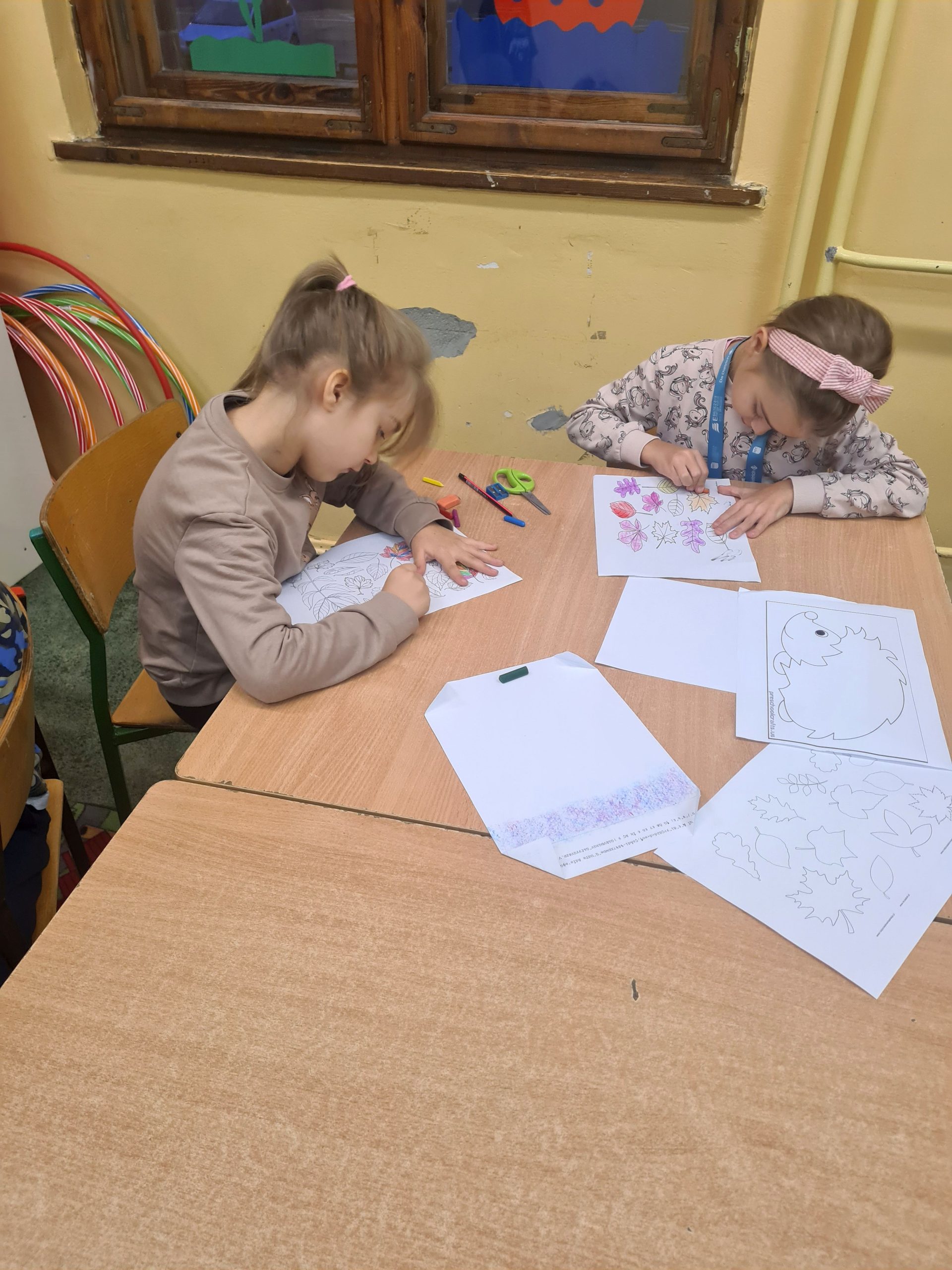 Dziewczynki wykonujące pracę