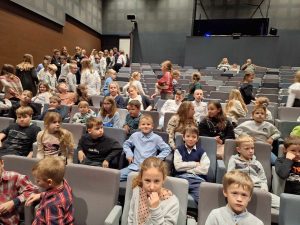 Dzieci siedzące w teatrze