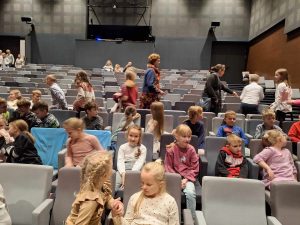 Dzieci na sali teatru lalek