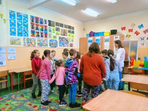 Wspólna zabawa w koło graniaste