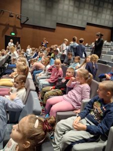 Dzieci na sali teatru lalek