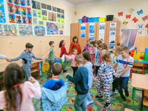 Wspólna zabawa w koło graniaste