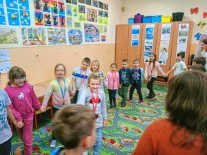 Wspólna zabawa w koło graniaste