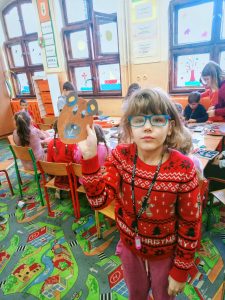 Dziecko pokazujące swoją pracę