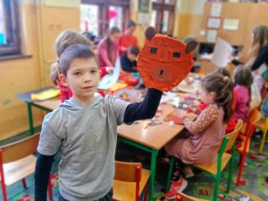 Dziecko pokazujące swoją pracę