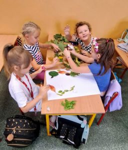 Dzieci szykujące obrazki z liści
