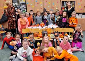 Grupowe zdjęcie w przebraniach na Hallowen