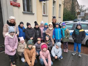 zdjęcie grupowe z panią policjantka i wychowawczynią