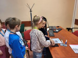 uczniowie uczący się pobierania odcisków