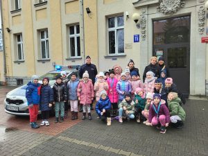 Zdjęcie grupowe przed komendą