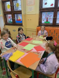 dziewczynki przygotowujące ozdoby