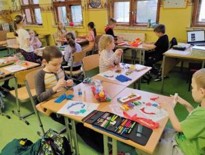 uczniowie przygotowujący różne prace