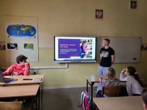 uczniowie w czasie prezentacji
