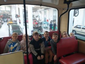 uczniowie w starym autobusie
