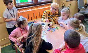 pani pokazująca jak przyszyć guzik